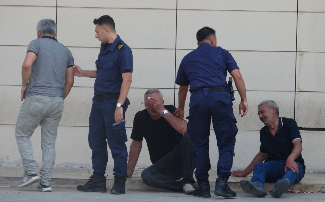 Oğlunu cenaze aracına koydu, dizlerinin üzerine çöküp feryat etti: Ciğerimi yaktın 5